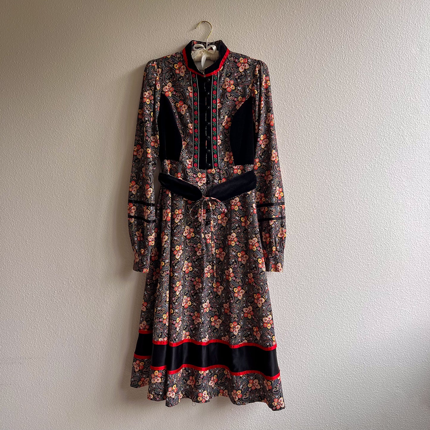 Exquisite 1970s Gunne Sax Black Floral Dress With Red Trim (S/M)