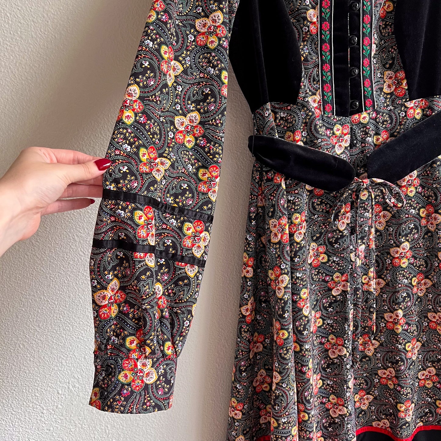 Exquisite 1970s Gunne Sax Black Floral Dress With Red Trim (S/M)