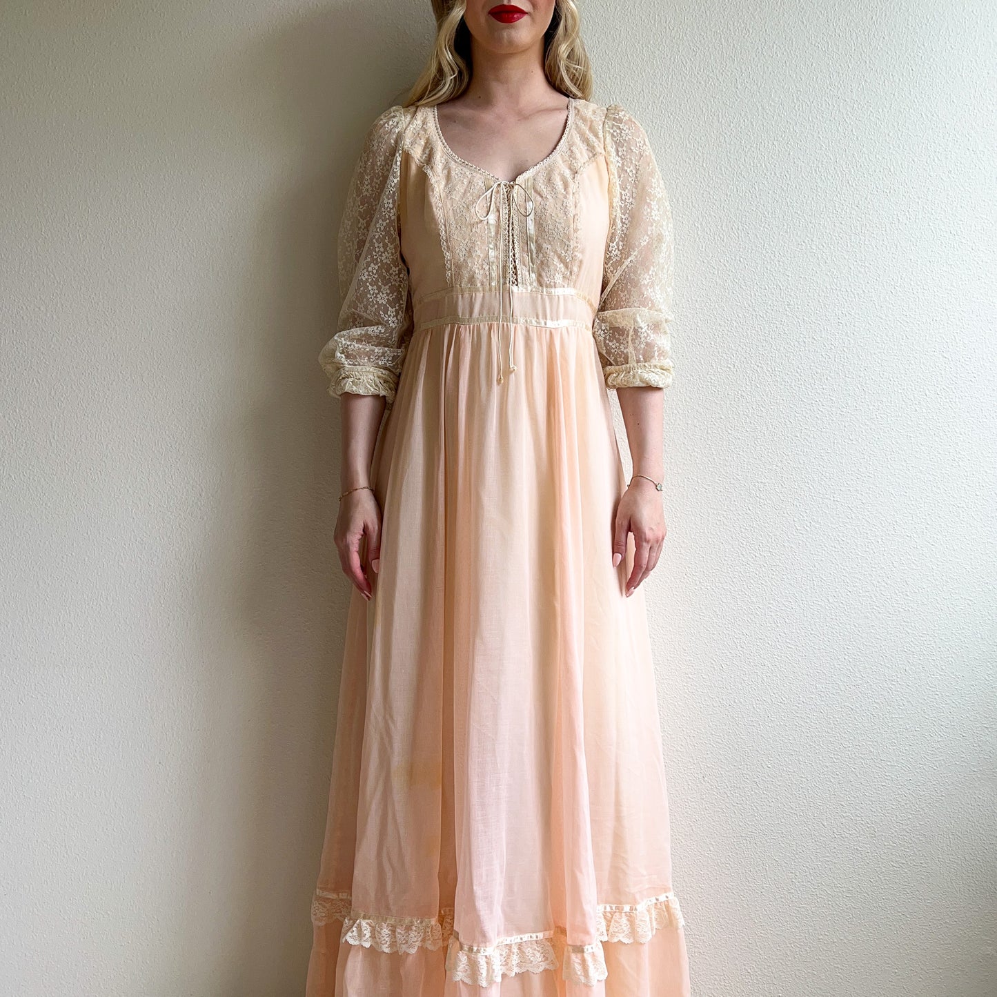 Stunning 1970s Gunne Sax Peach Cotton Gown With Lace (M/L)