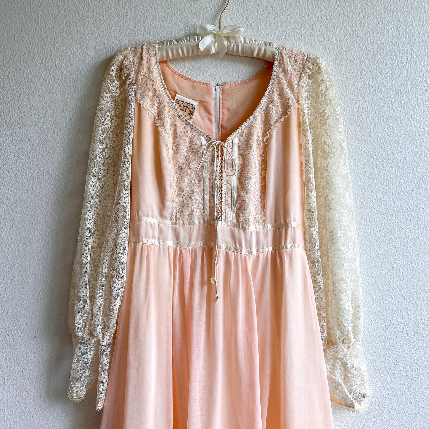 Stunning 1970s Gunne Sax Peach Cotton Gown With Lace (M/L)