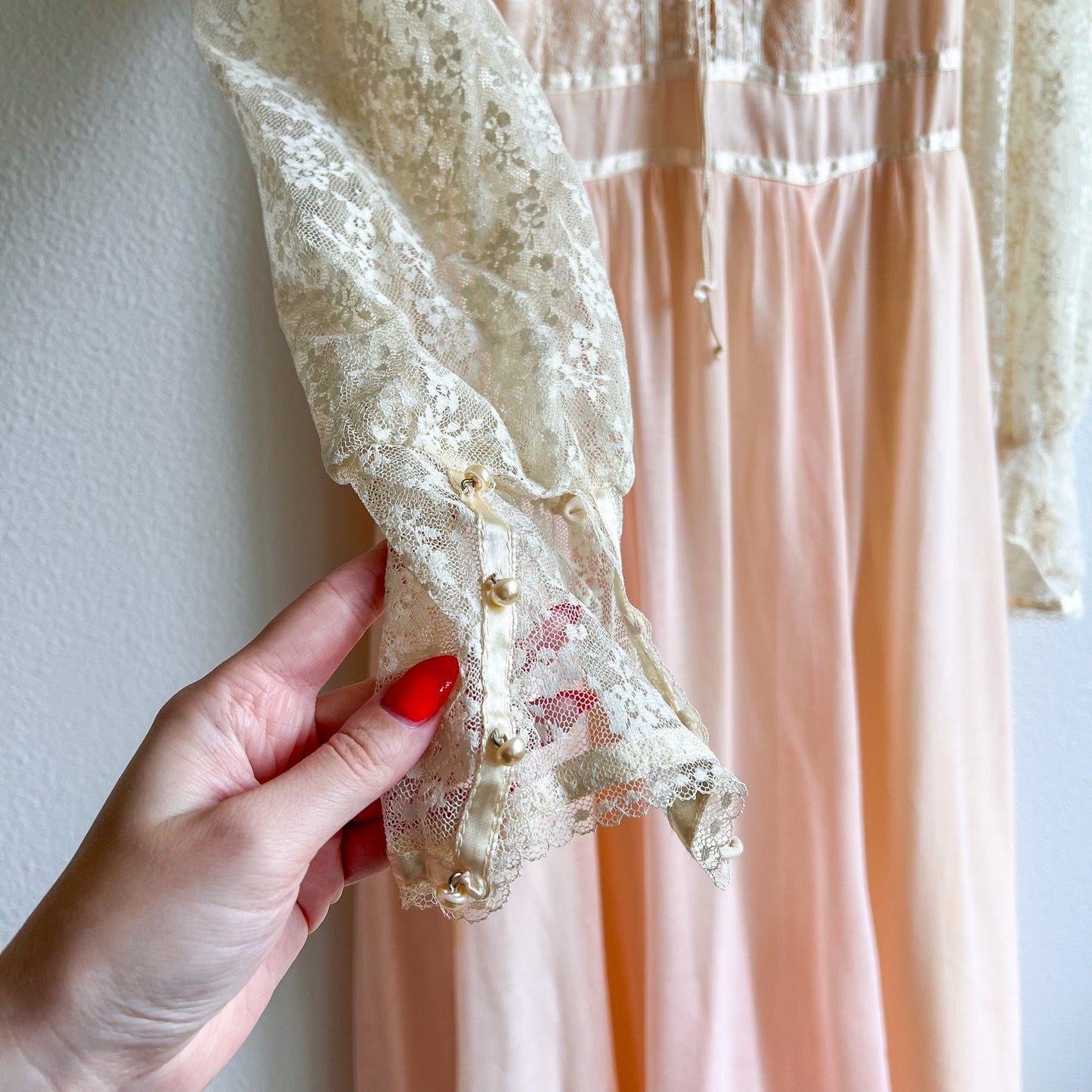 Stunning 1970s Gunne Sax Peach Cotton Gown With Lace (M/L)