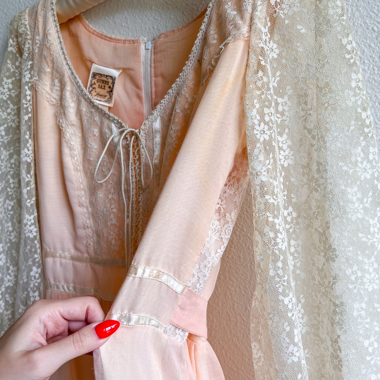 Stunning 1970s Gunne Sax Peach Cotton Gown With Lace (M/L)