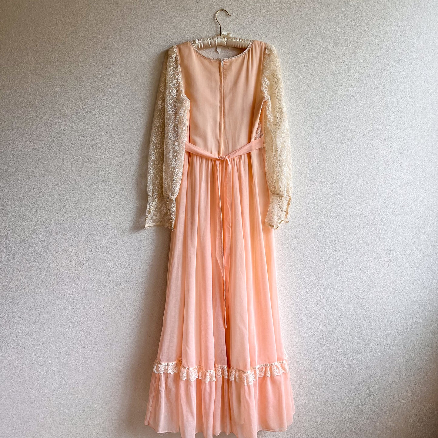 Stunning 1970s Gunne Sax Peach Cotton Gown With Lace (M/L)