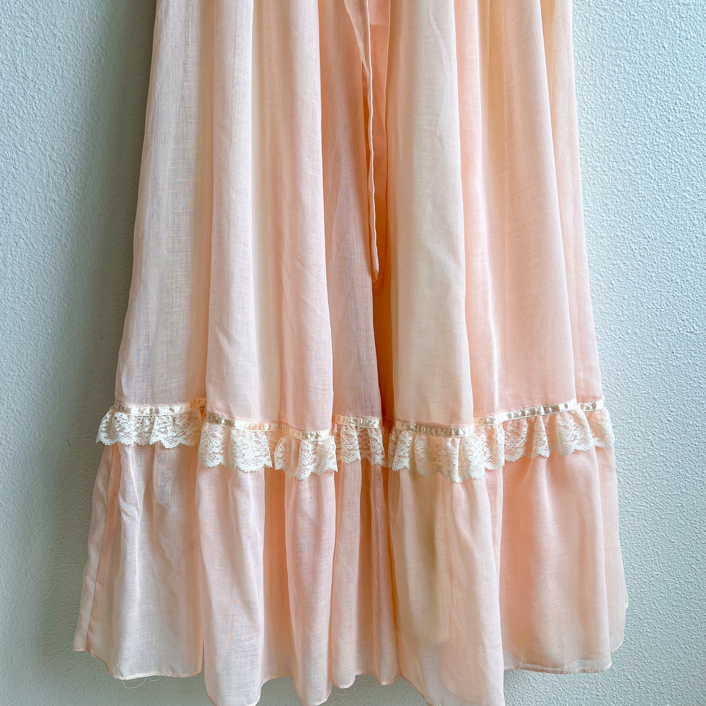 Stunning 1970s Gunne Sax Peach Cotton Gown With Lace (M/L)