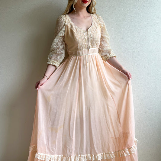 Stunning 1970s Gunne Sax Peach Cotton Gown With Lace (M/L)