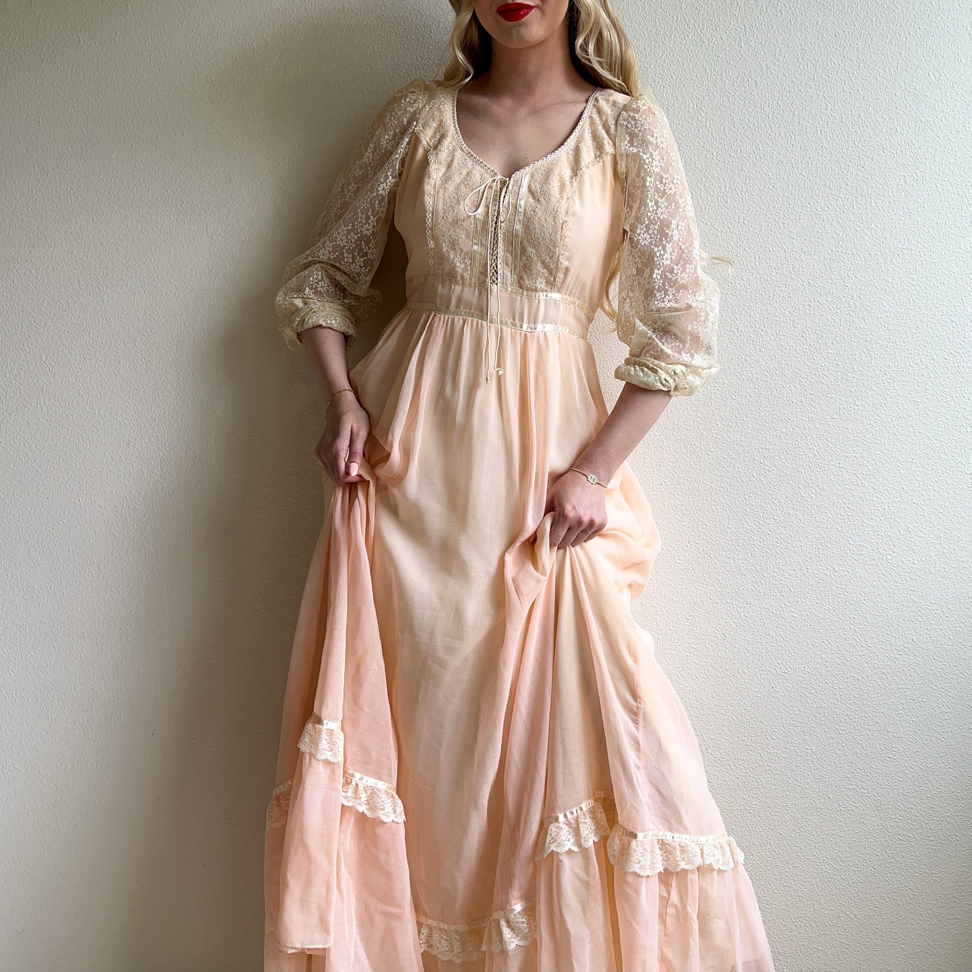 Stunning 1970s Gunne Sax Peach Cotton Gown With Lace (M/L) Studio Gloria Vintage Stunning 1970s Gunne Sax Peach Cotton Gown With Lace (M/L) Studio Gloria Vintage