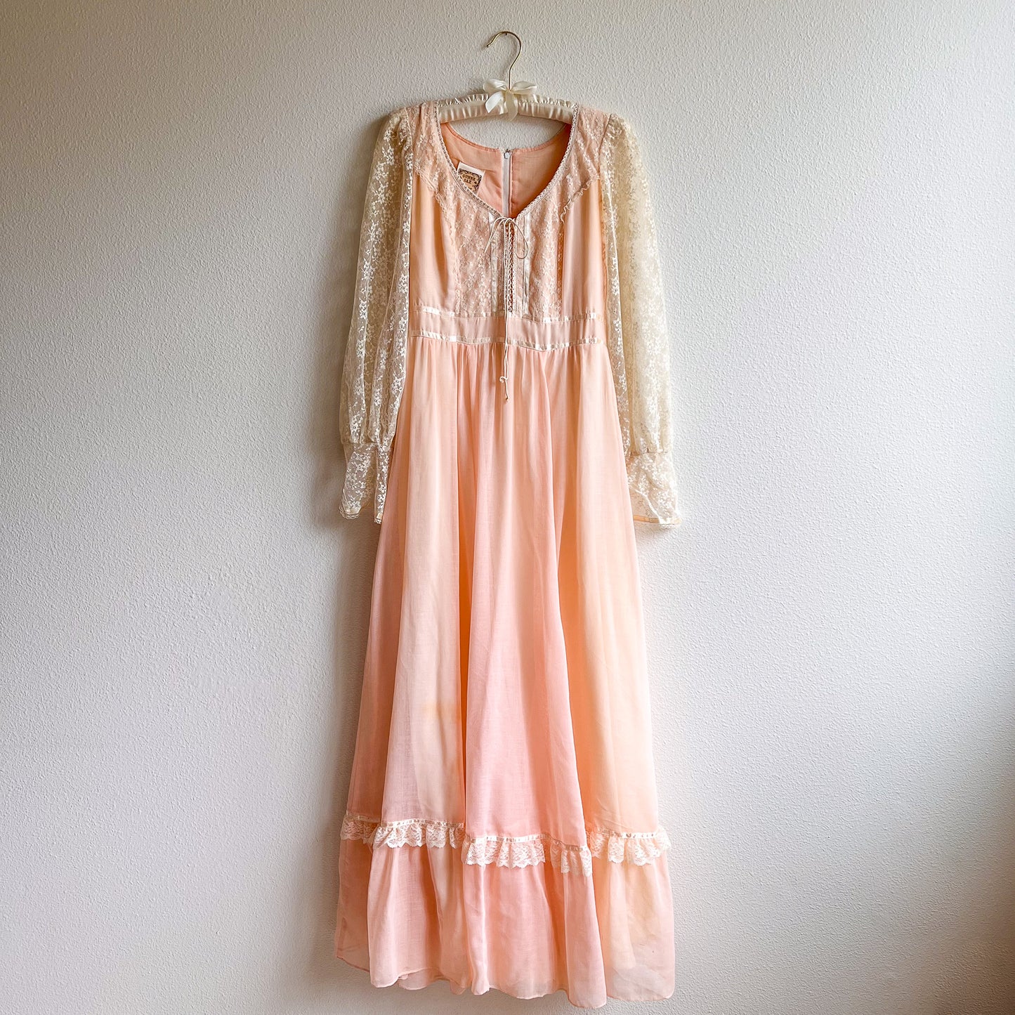 Stunning 1970s Gunne Sax Peach Cotton Gown With Lace (M/L)