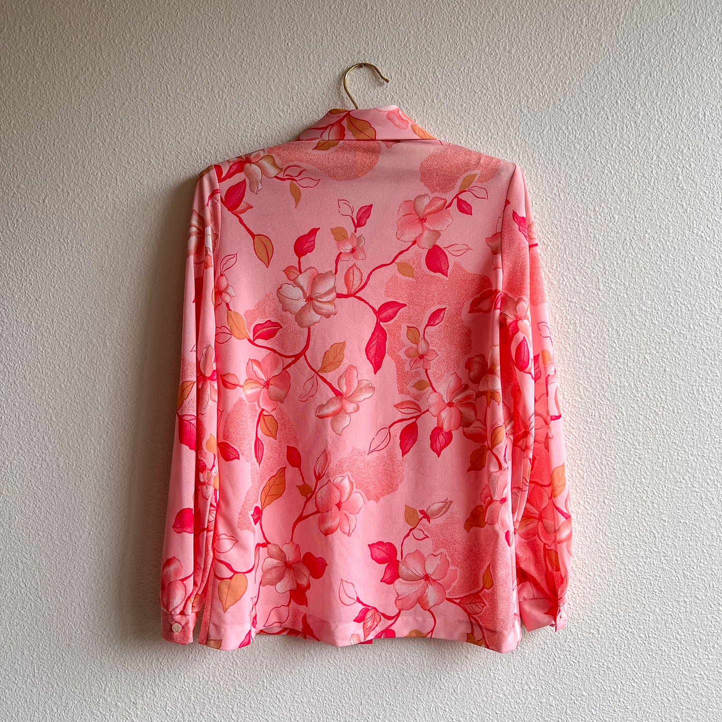 1970s Pink Button-Down Blouse With Floral Pattern (S/M)