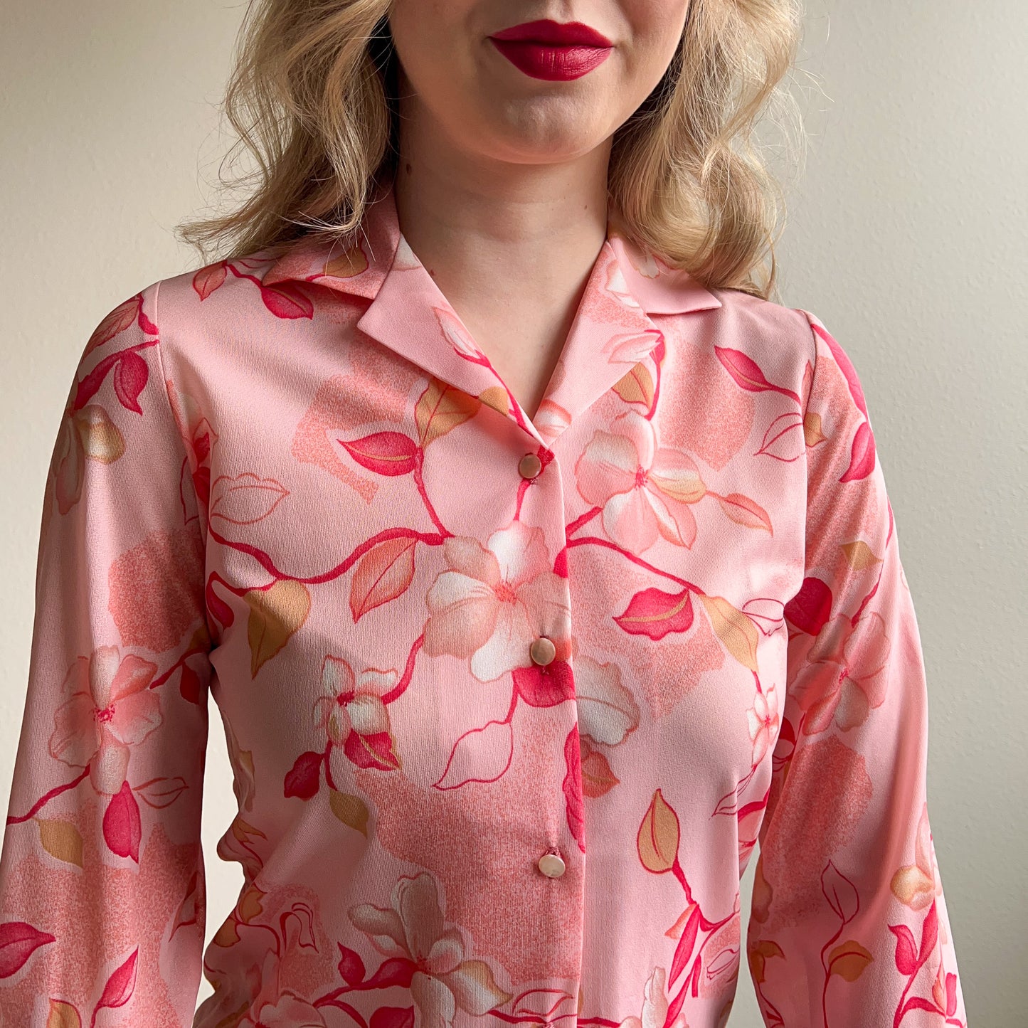 1970s Pink Button-Down Blouse With Floral Pattern (S/M)