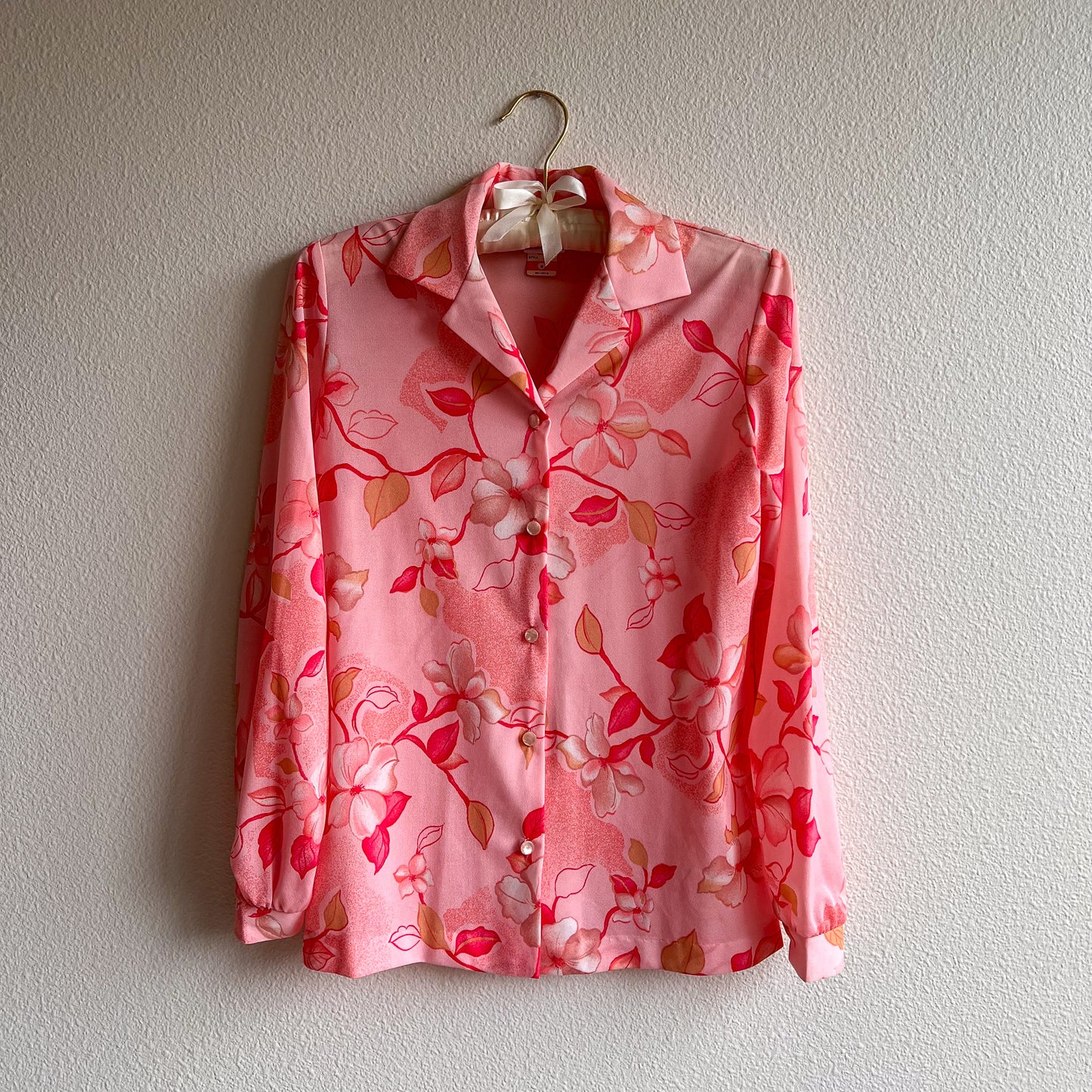 1970s Pink Button-Down Blouse With Floral Pattern (S/M)