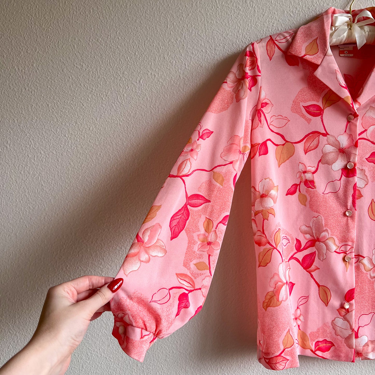 1970s Pink Button-Down Blouse With Floral Pattern (S/M)