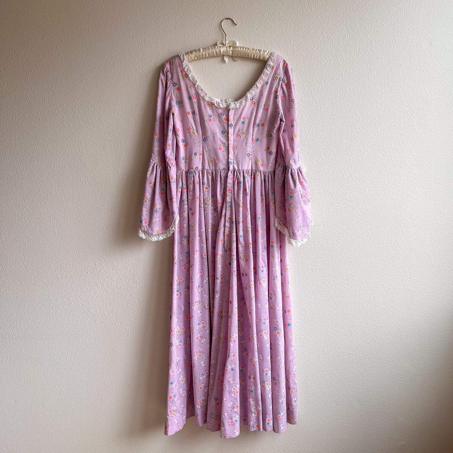 Adorable 1970s Lavender Gown With Dramatic Sleeves (M/L)