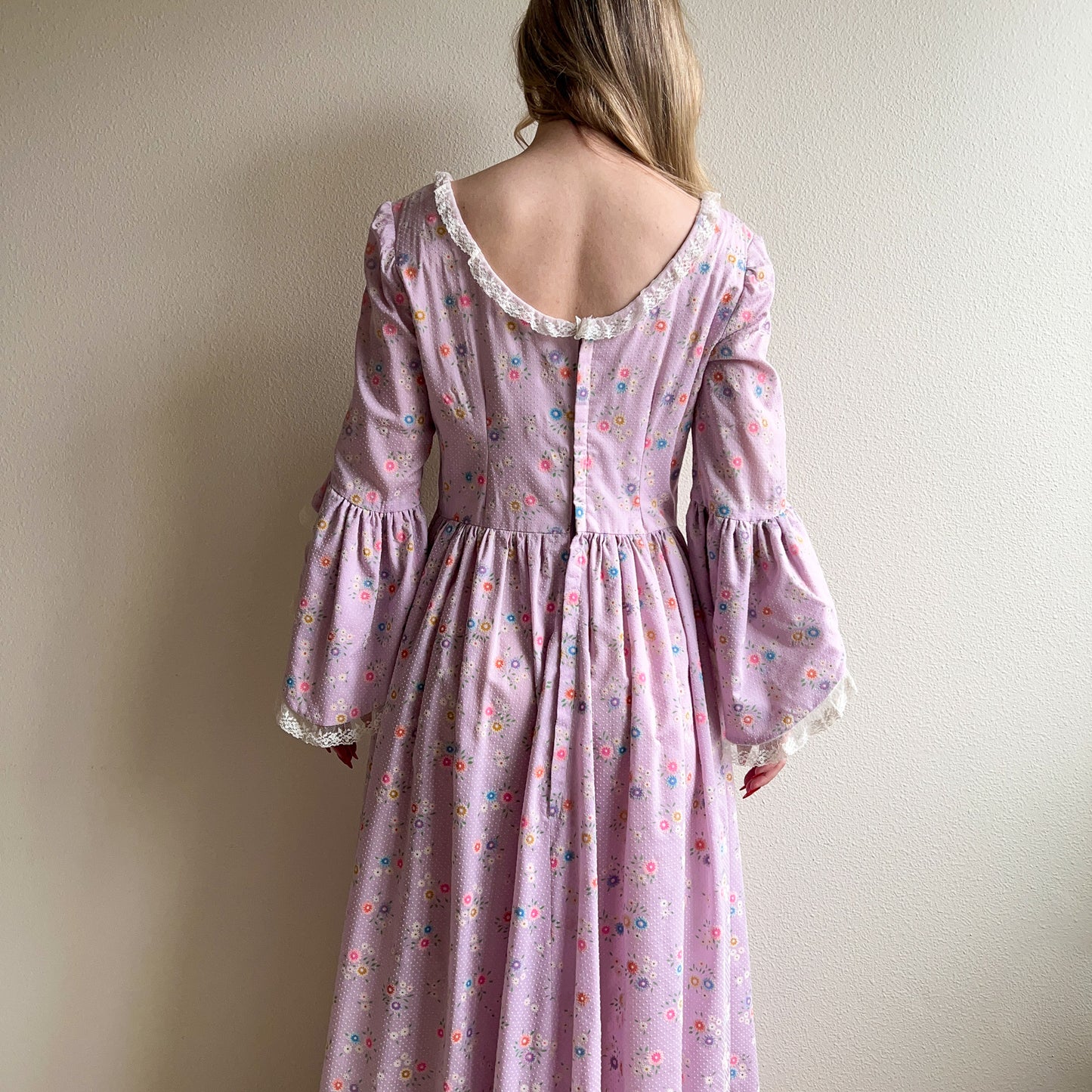 Adorable 1970s Lavender Gown With Dramatic Sleeves (M/L)