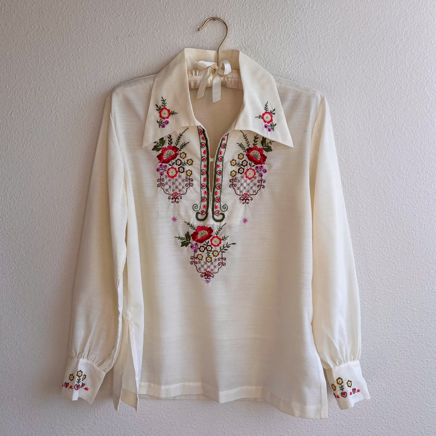1970s Ivory Summer Blouse With Bodice Embroidery (M)