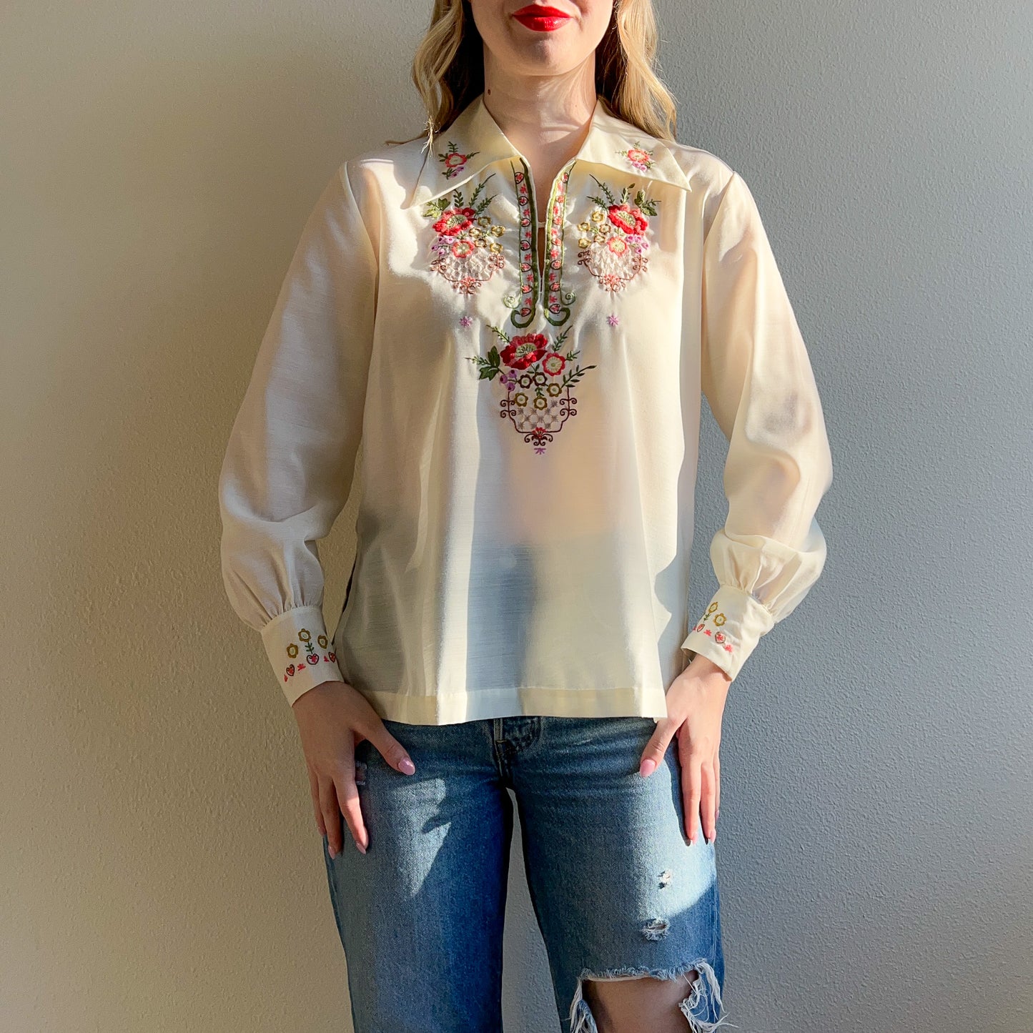 1970s Ivory Summer Blouse With Bodice Embroidery (M)