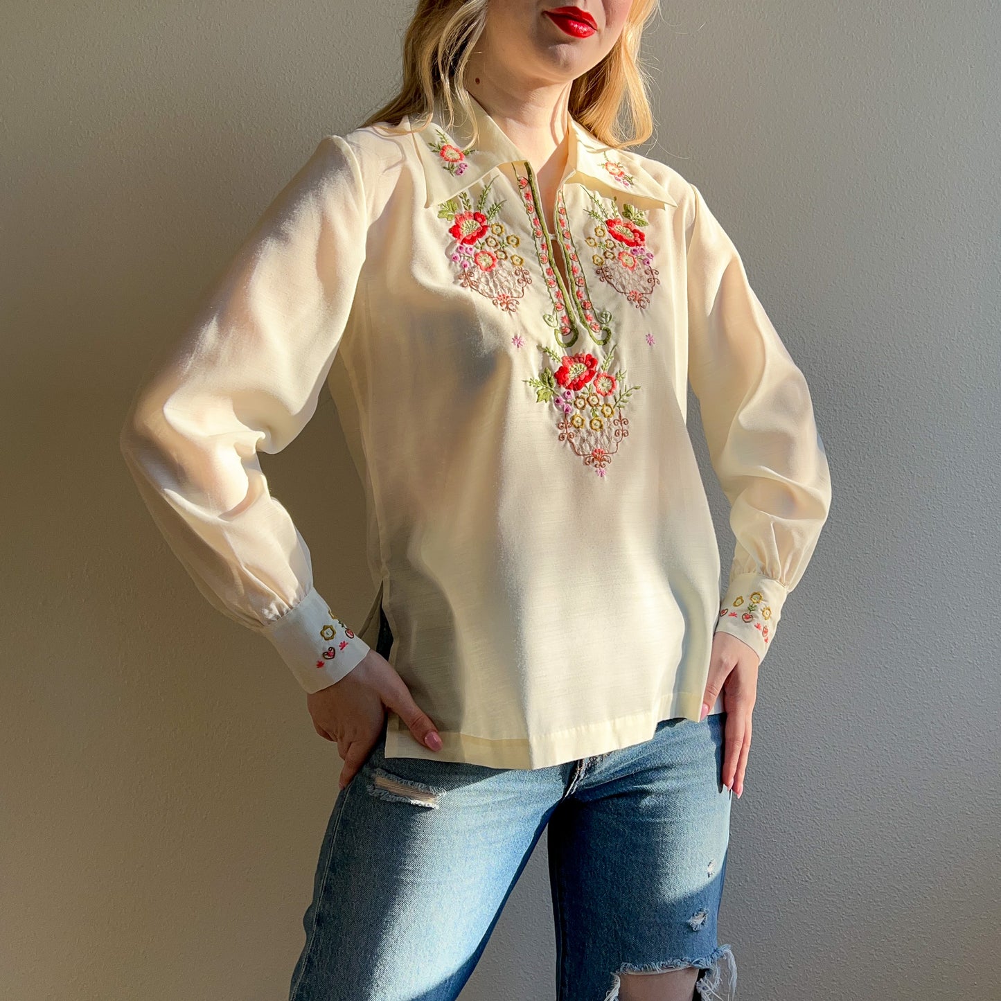 1970s Ivory Summer Blouse With Bodice Embroidery (M)