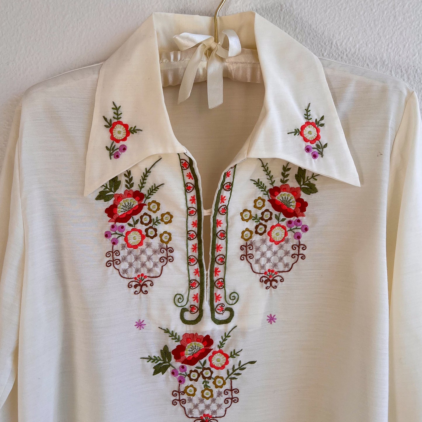 1970s Ivory Summer Blouse With Bodice Embroidery (M)