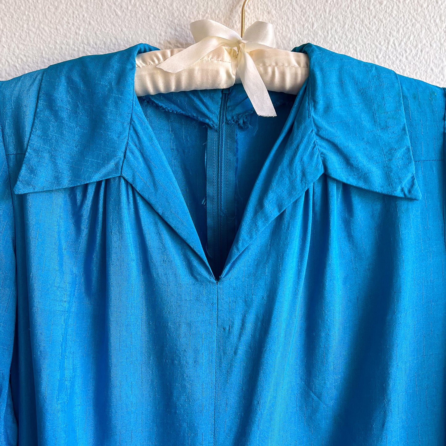1970s Teal Silk Dress With Tie (M)