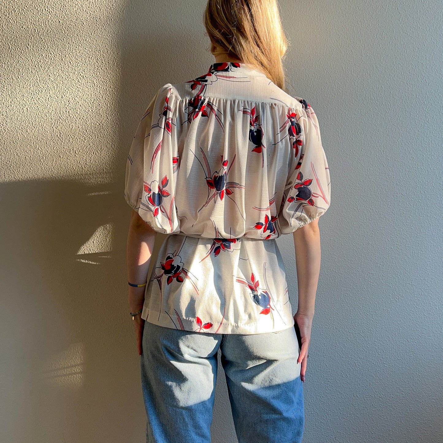 1970s White Blouse With Red and Navy Print (S/M)