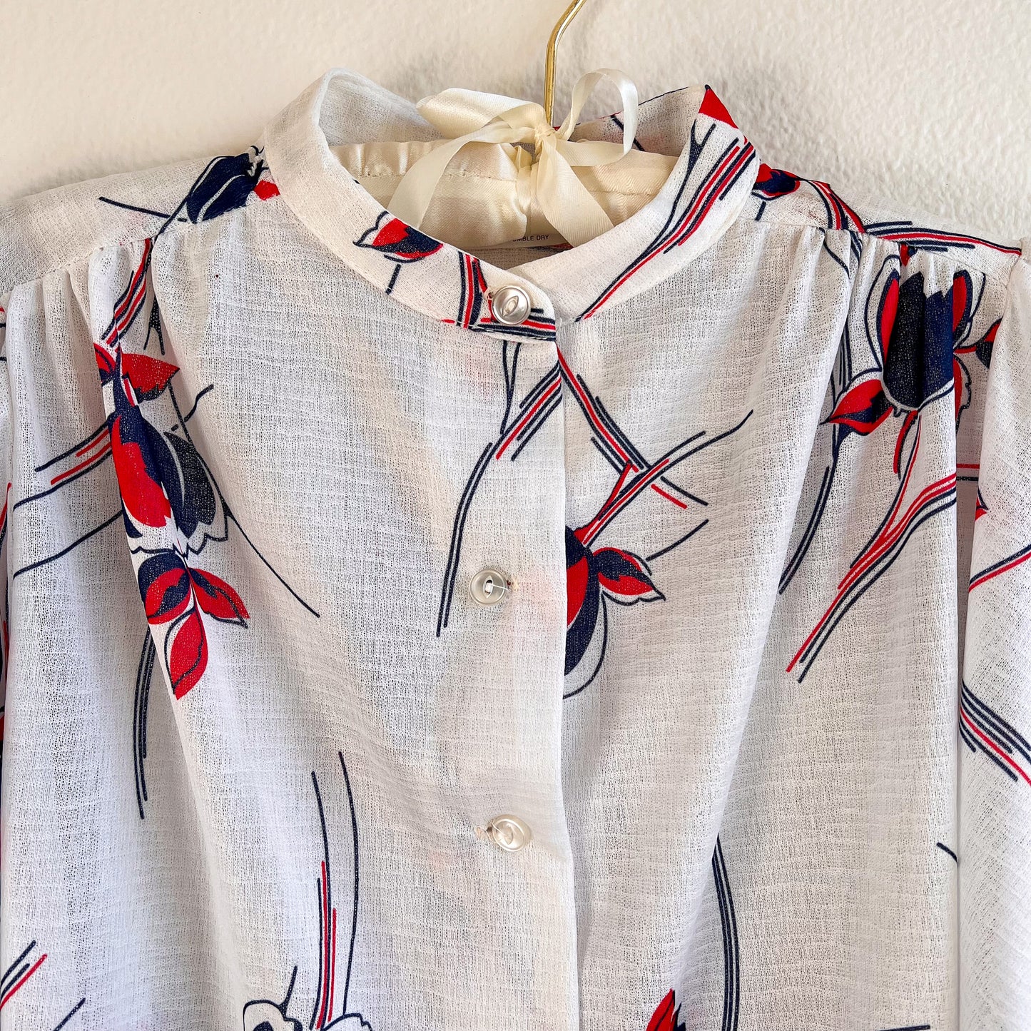 1970s White Blouse With Red and Navy Print (S/M)