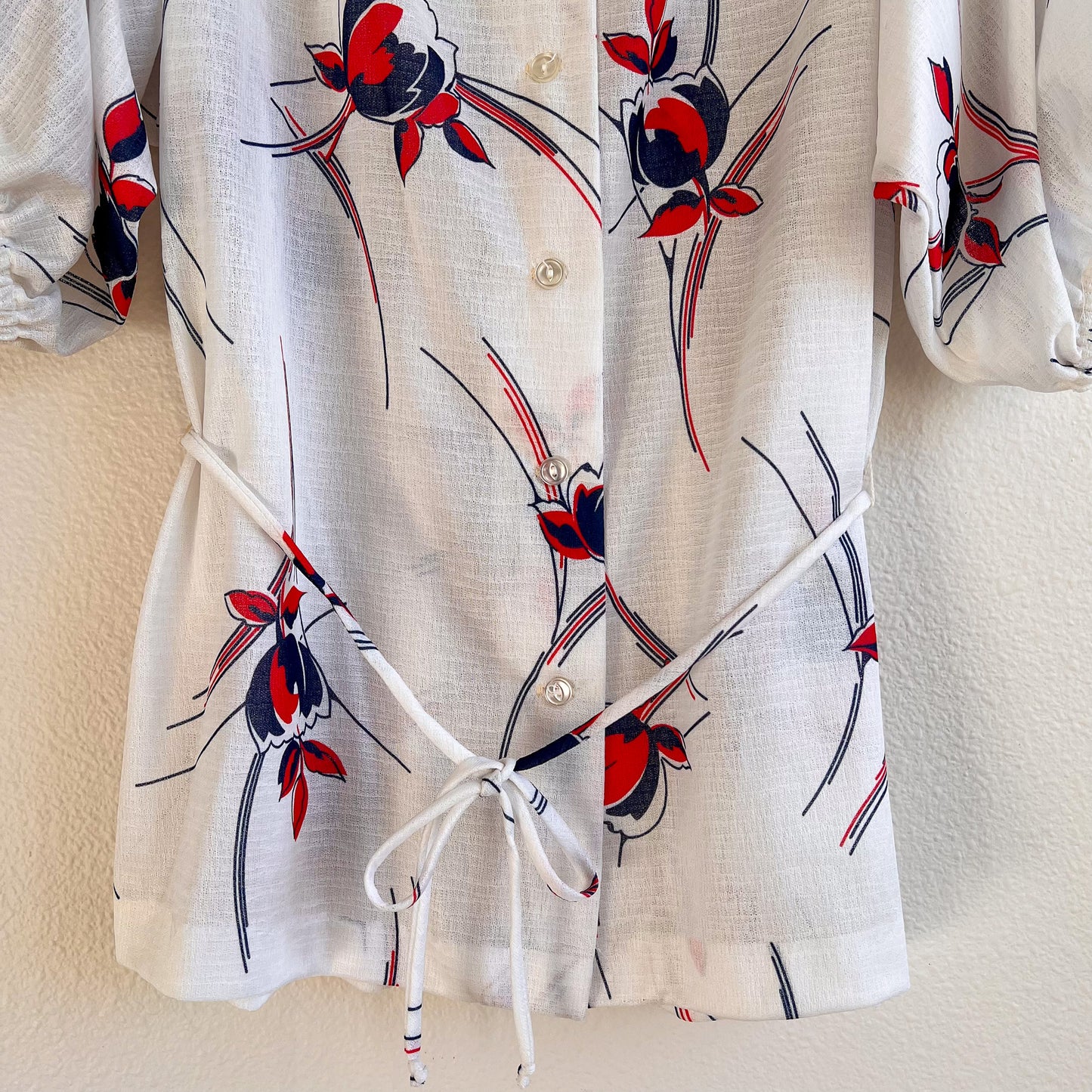1970s White Blouse With Red and Navy Print (S/M)