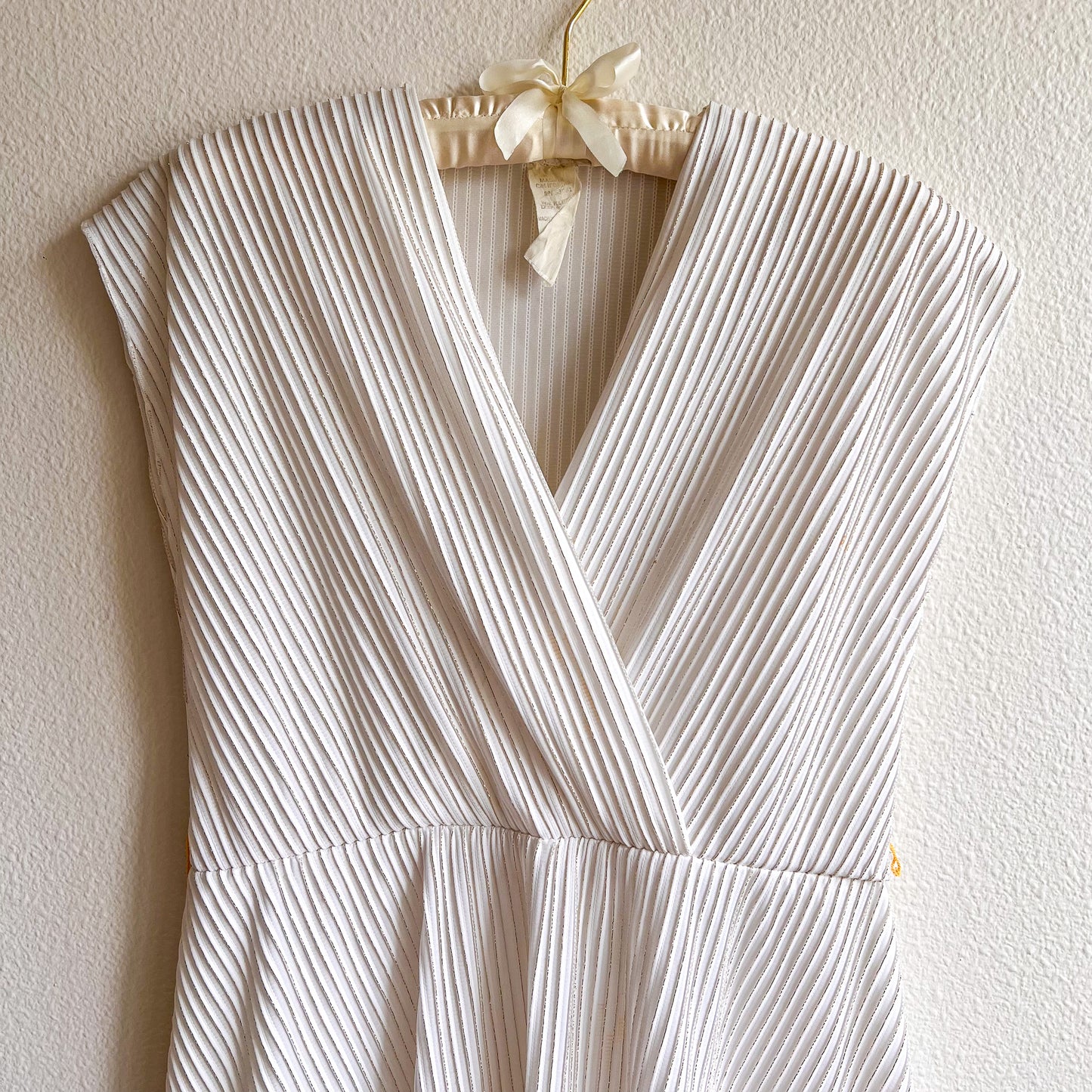 1970s White Fit-and-Flare Dress With Gold Belt (M/L)