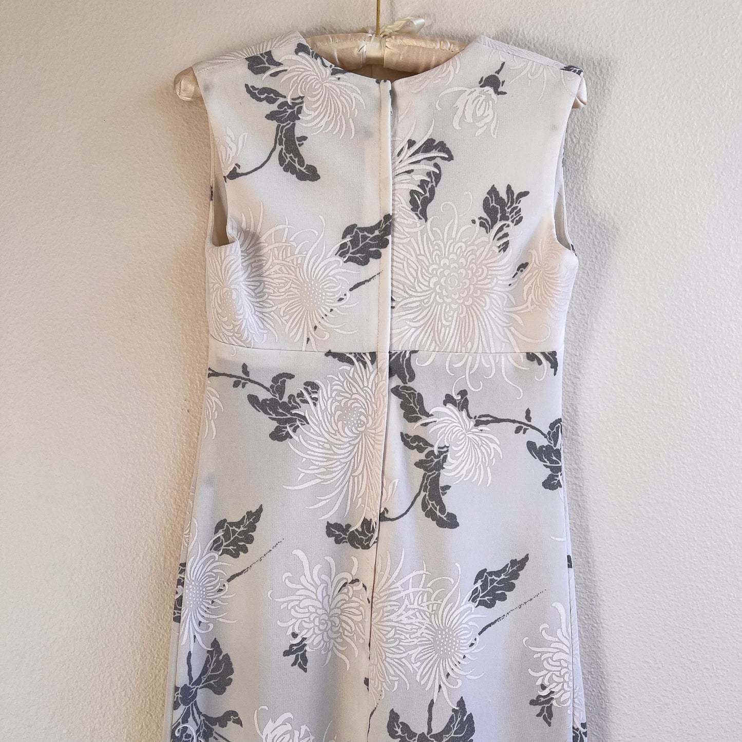 1970s White Maxi Dress With Gray Floral Print (L)