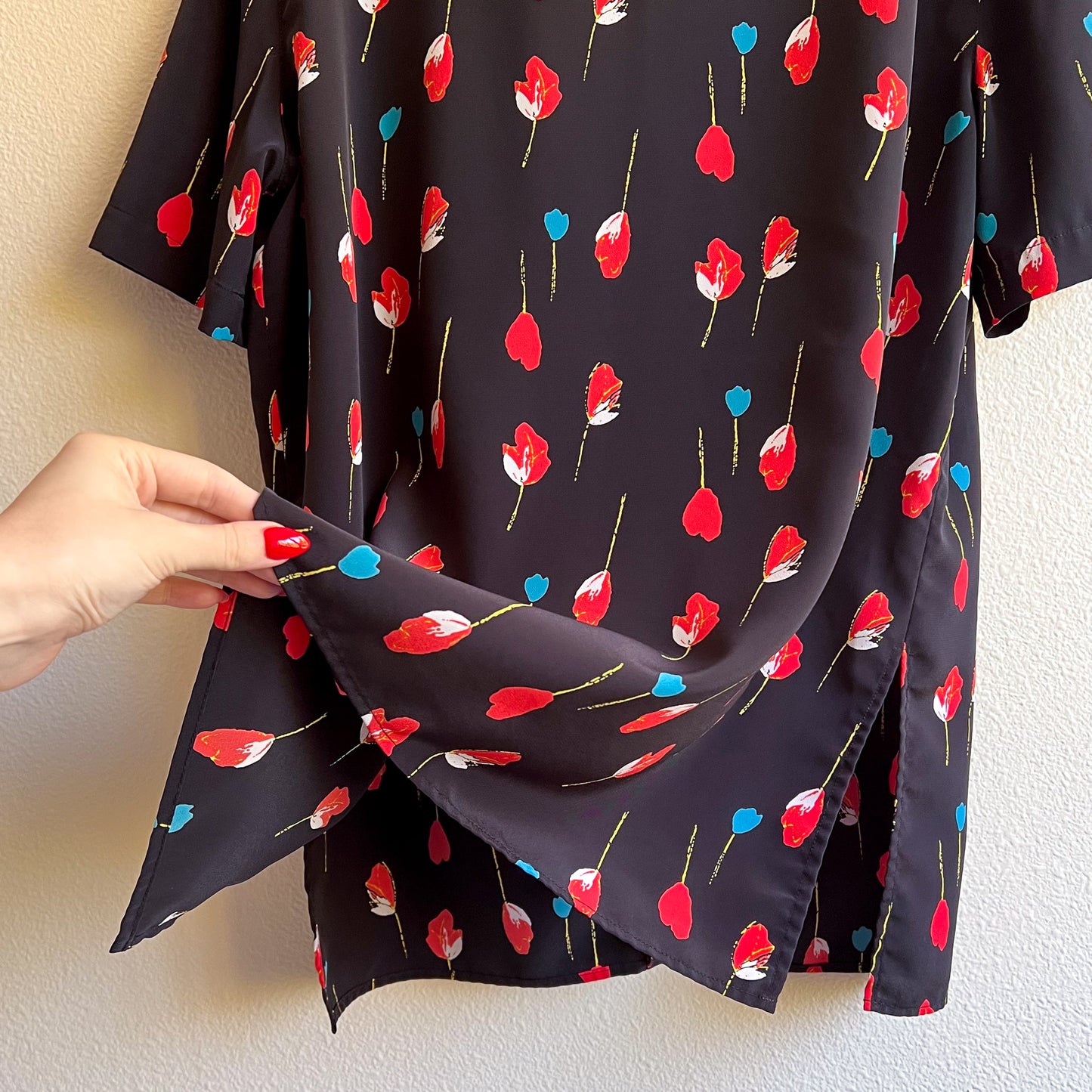 1980s Black Button Down With Red Tulips (L/XL)