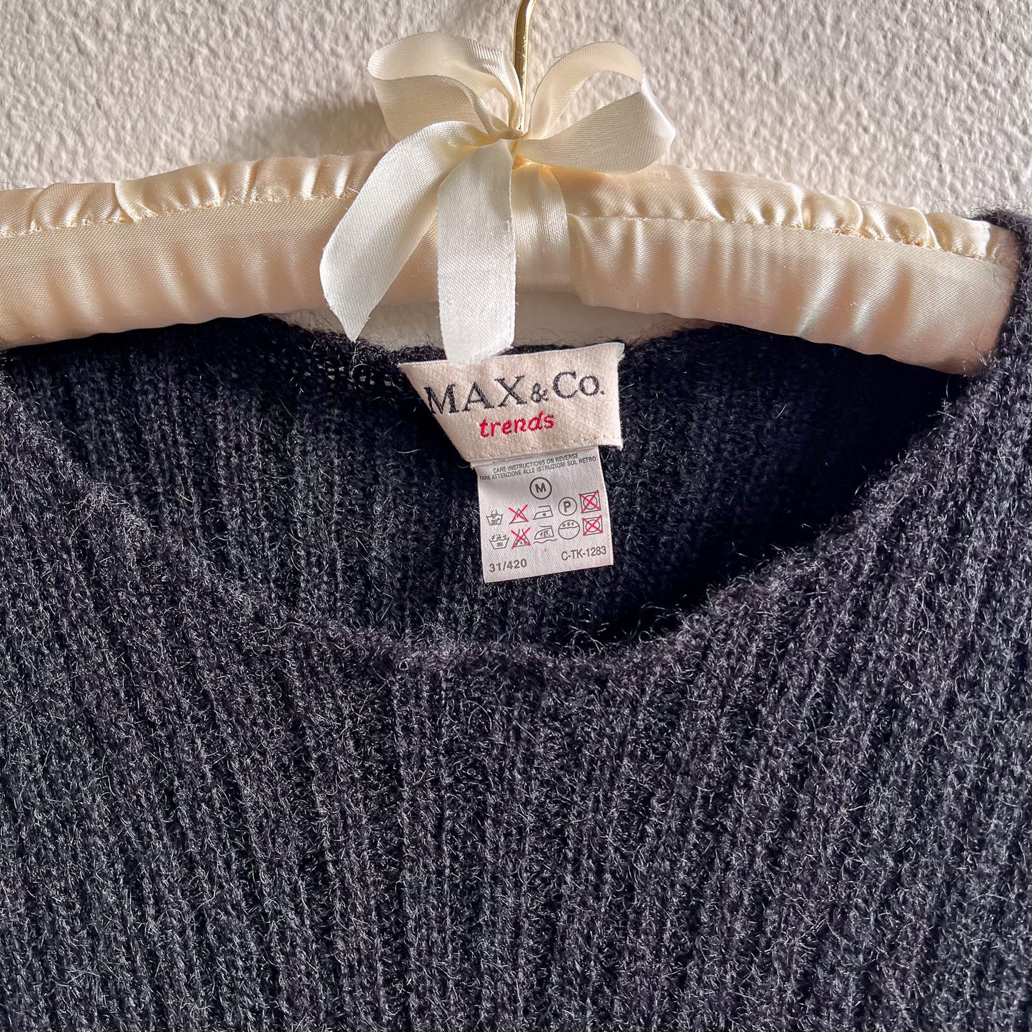 Cozy 1980s Black Short Sleeve Sweater (S/M)