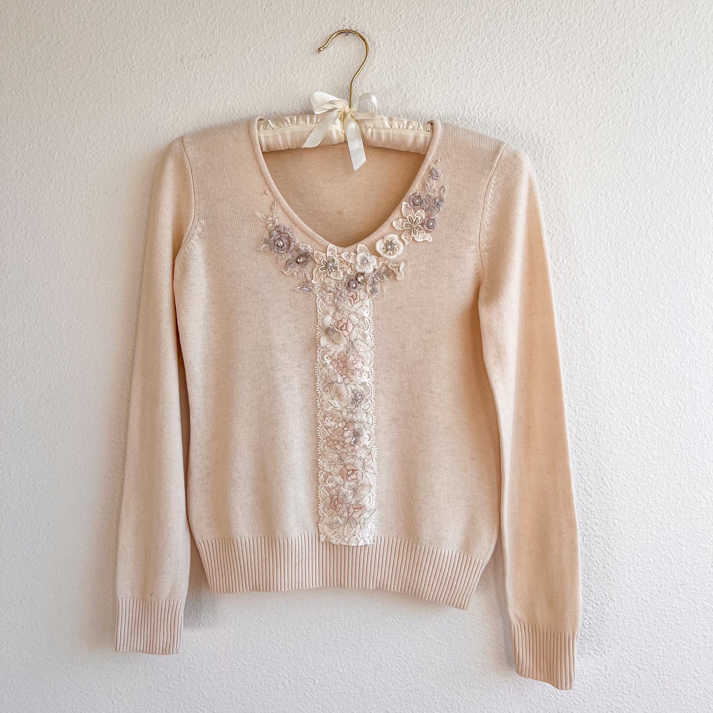 Cute 1980s Cream Sweater With Floral Appliqué (S)