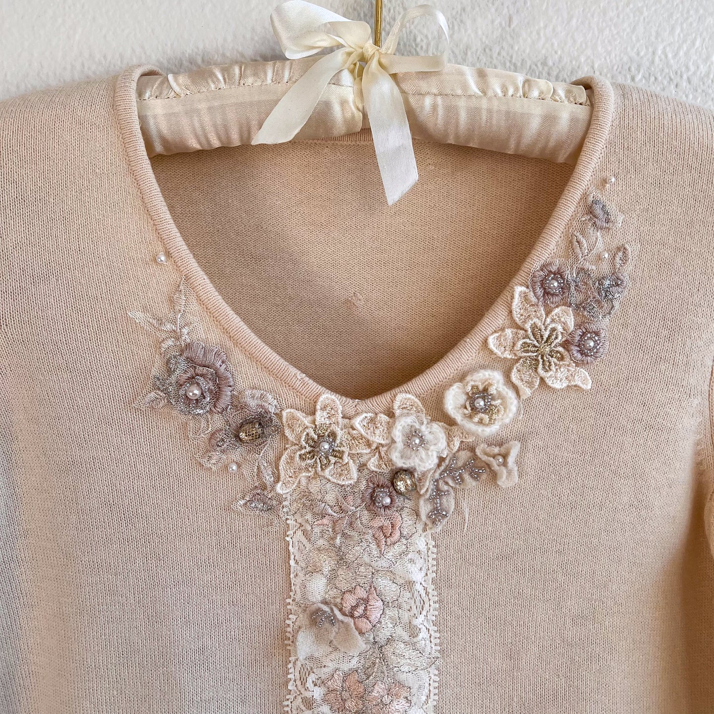 Cute 1980s Cream Sweater With Floral Appliqué (S)