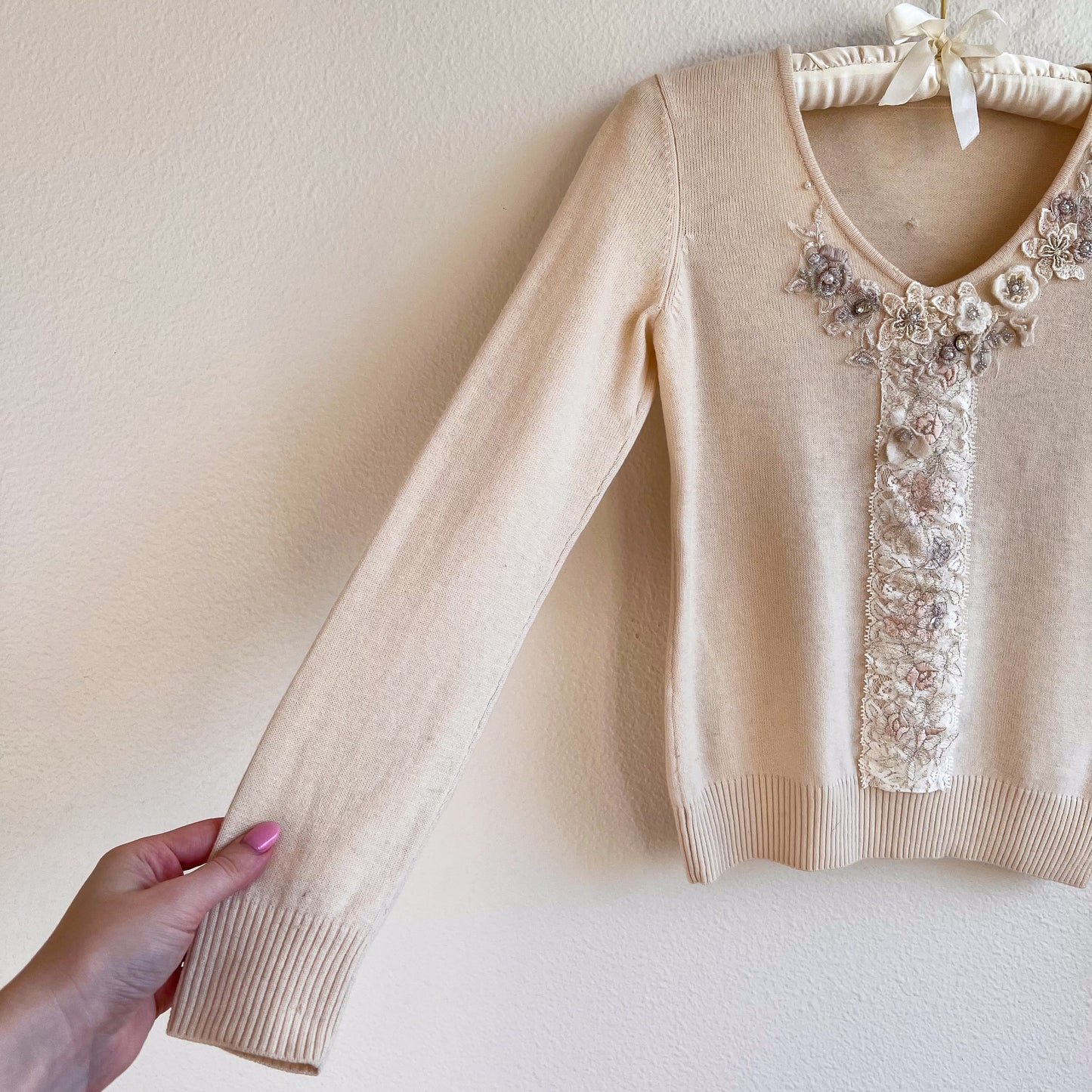 Cute 1980s Cream Sweater With Floral Appliqué (S)