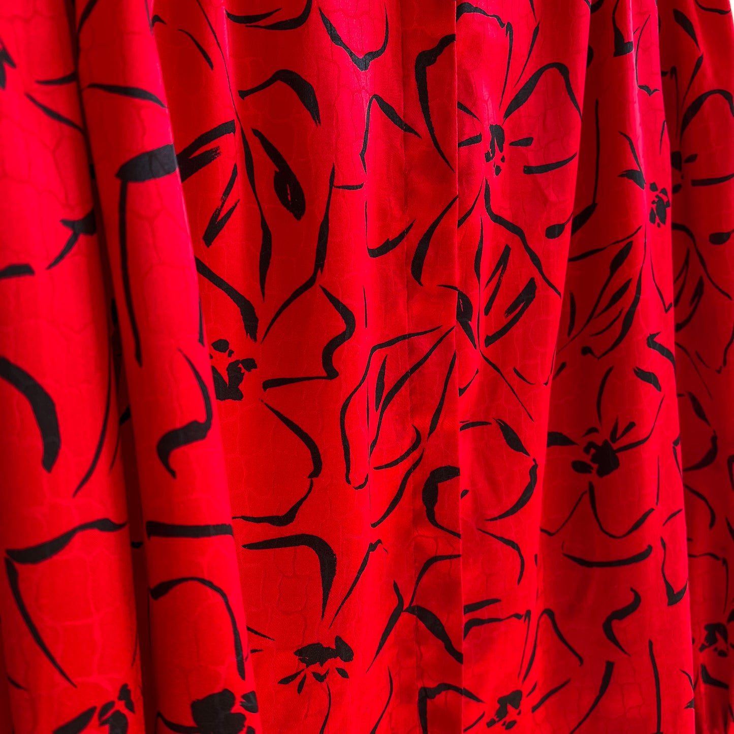Gorgeous 1980s Red Satin Pattern Blouse (L/XL)
