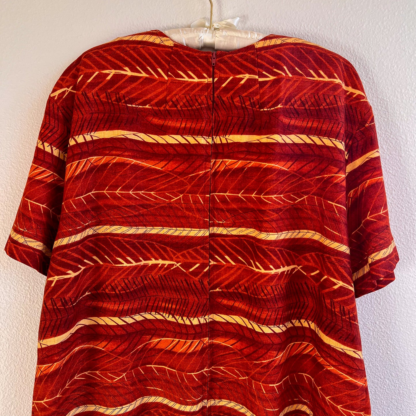 1980s Red and Orange Print Buttoned Dress (L/XL)