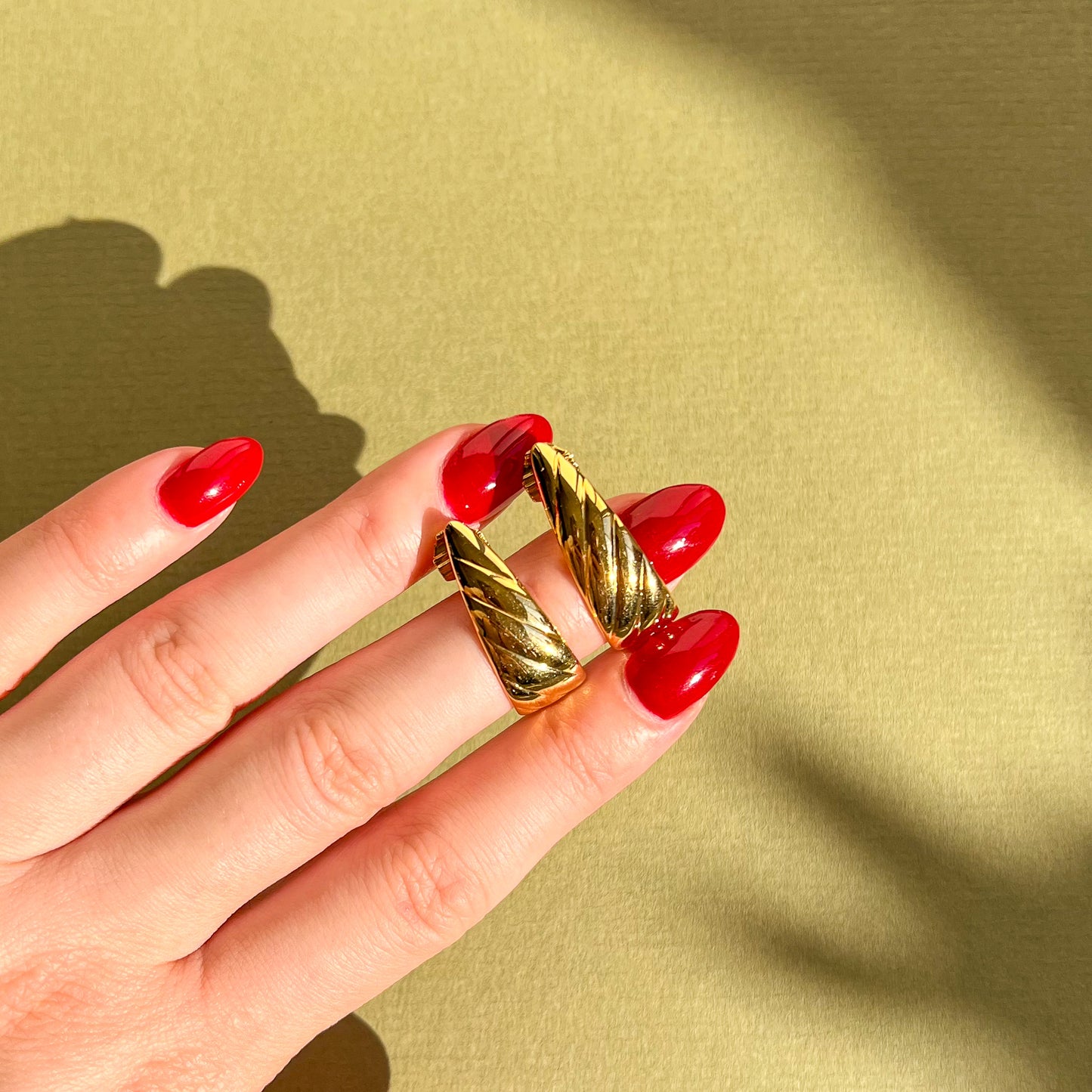 1980s Ribbed Gold Tone Hoop Earrings