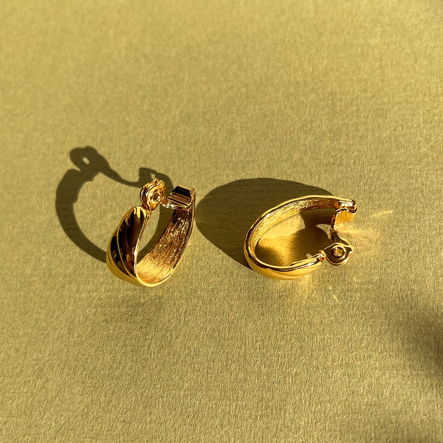 1980s Ribbed Gold Tone Hoop Earrings
