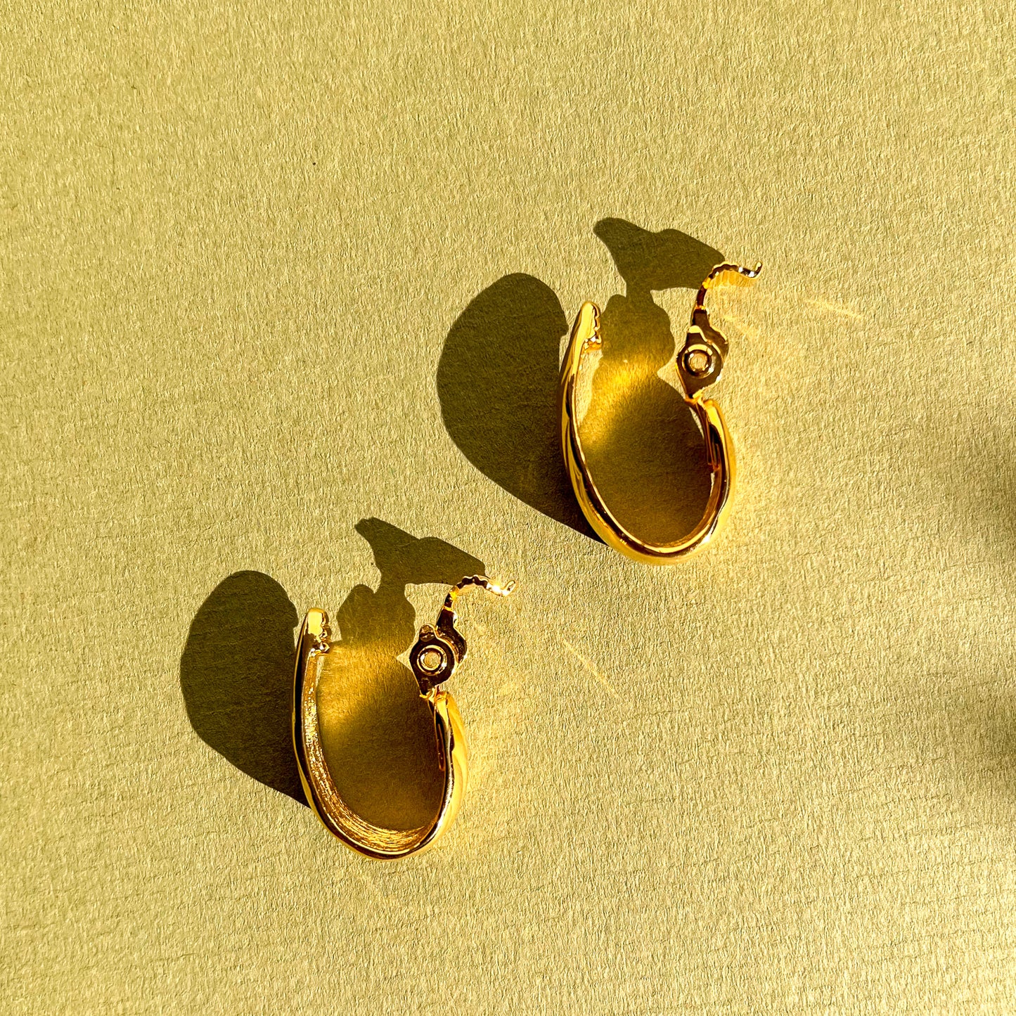 1980s Ribbed Gold Tone Hoop Earrings