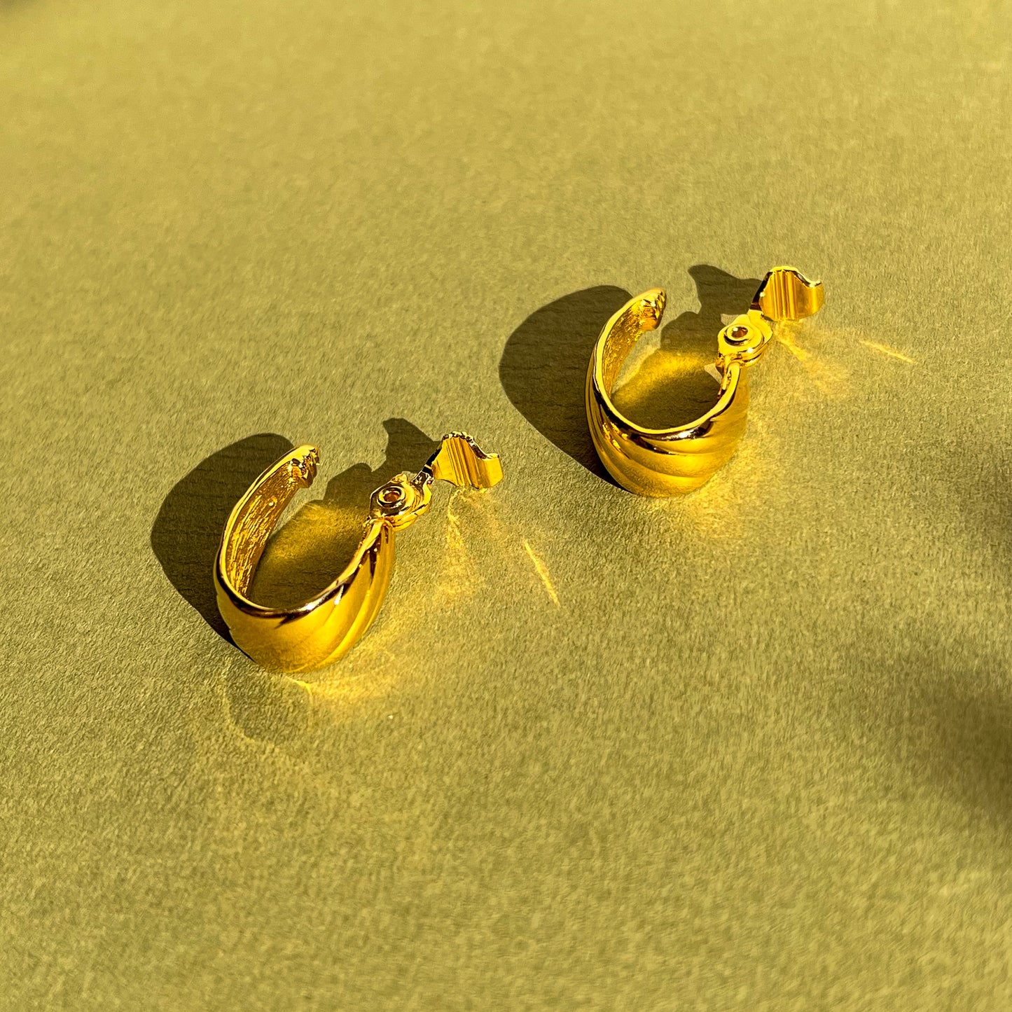 1980s Ribbed Gold Tone Hoop Earrings