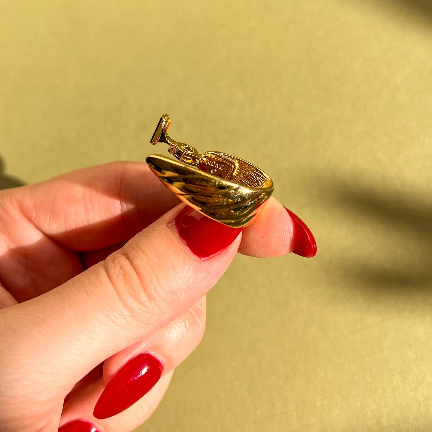 1980s Ribbed Gold Tone Hoop Earrings
