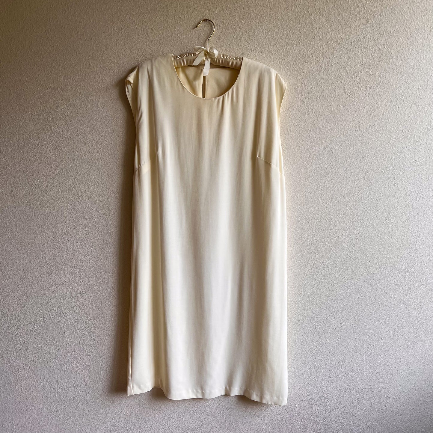1980s White Dress and Jacket Set With Gold Buttons (L/XL)