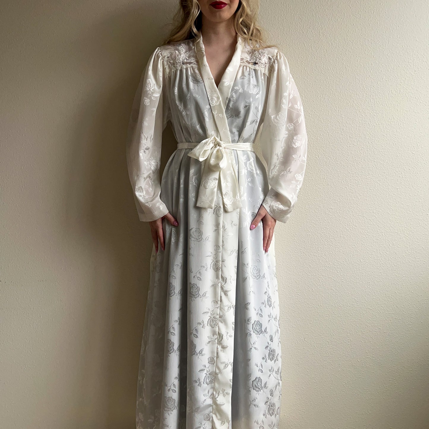 Romantic 1990s White Floral Pattern Robe (OSFM)