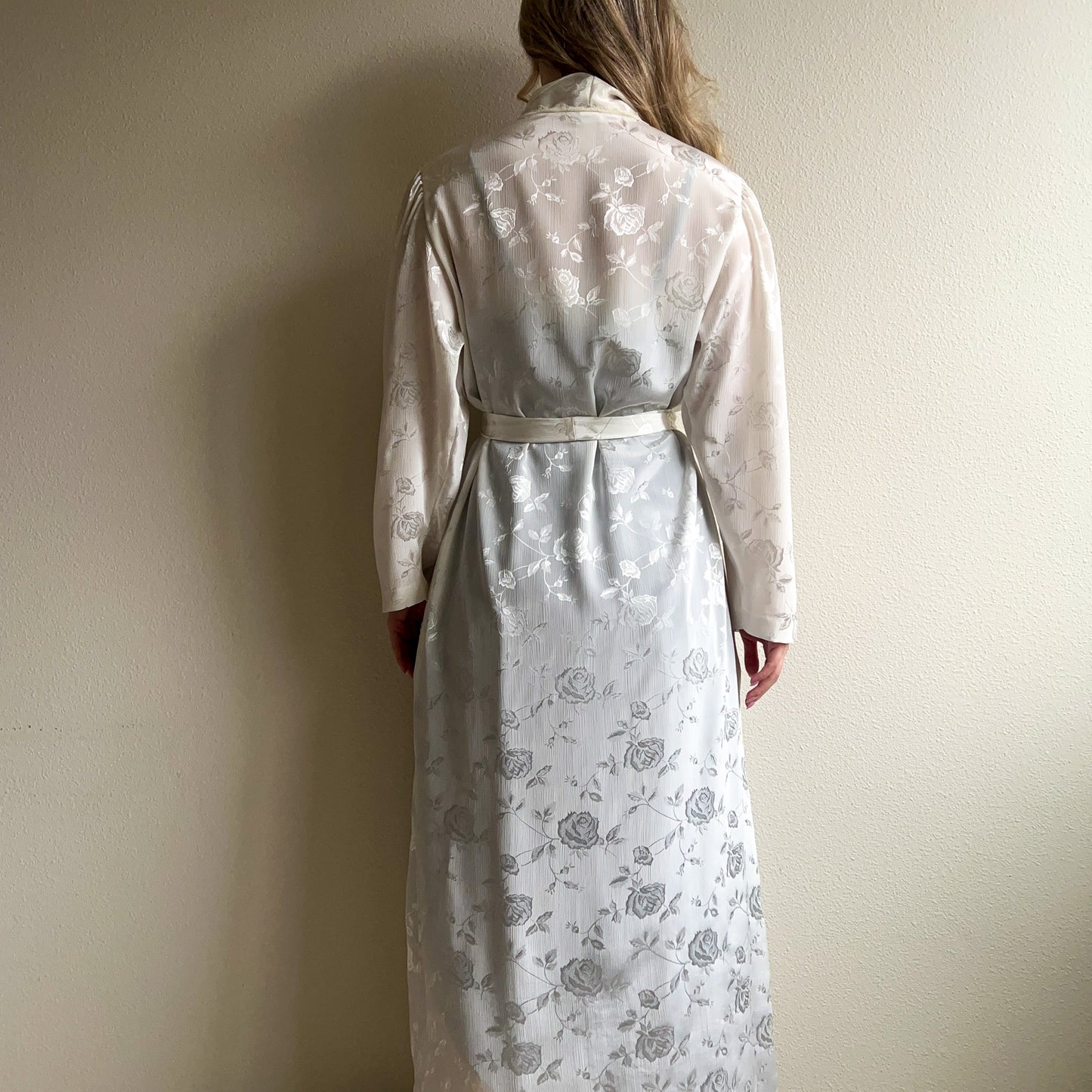 Romantic 1990s White Floral Pattern Robe (OSFM)
