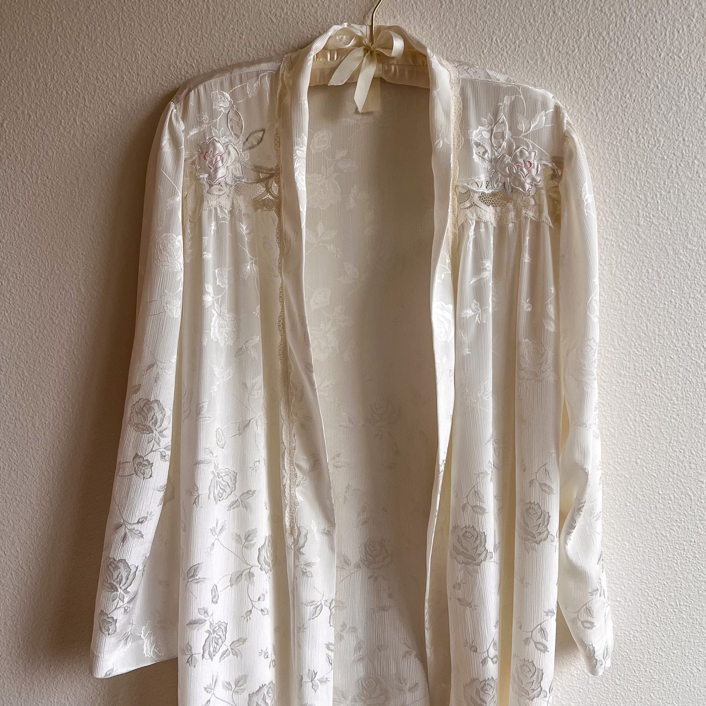 Romantic 1990s White Floral Pattern Robe (OSFM)