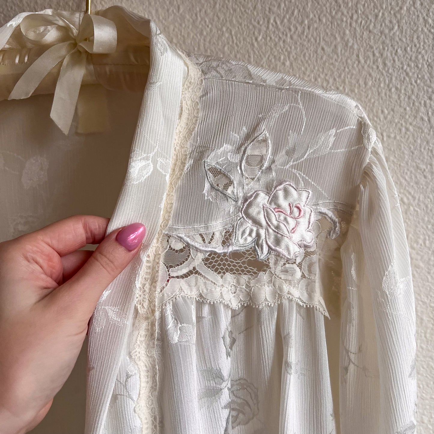 Romantic 1990s White Floral Pattern Robe (OSFM)