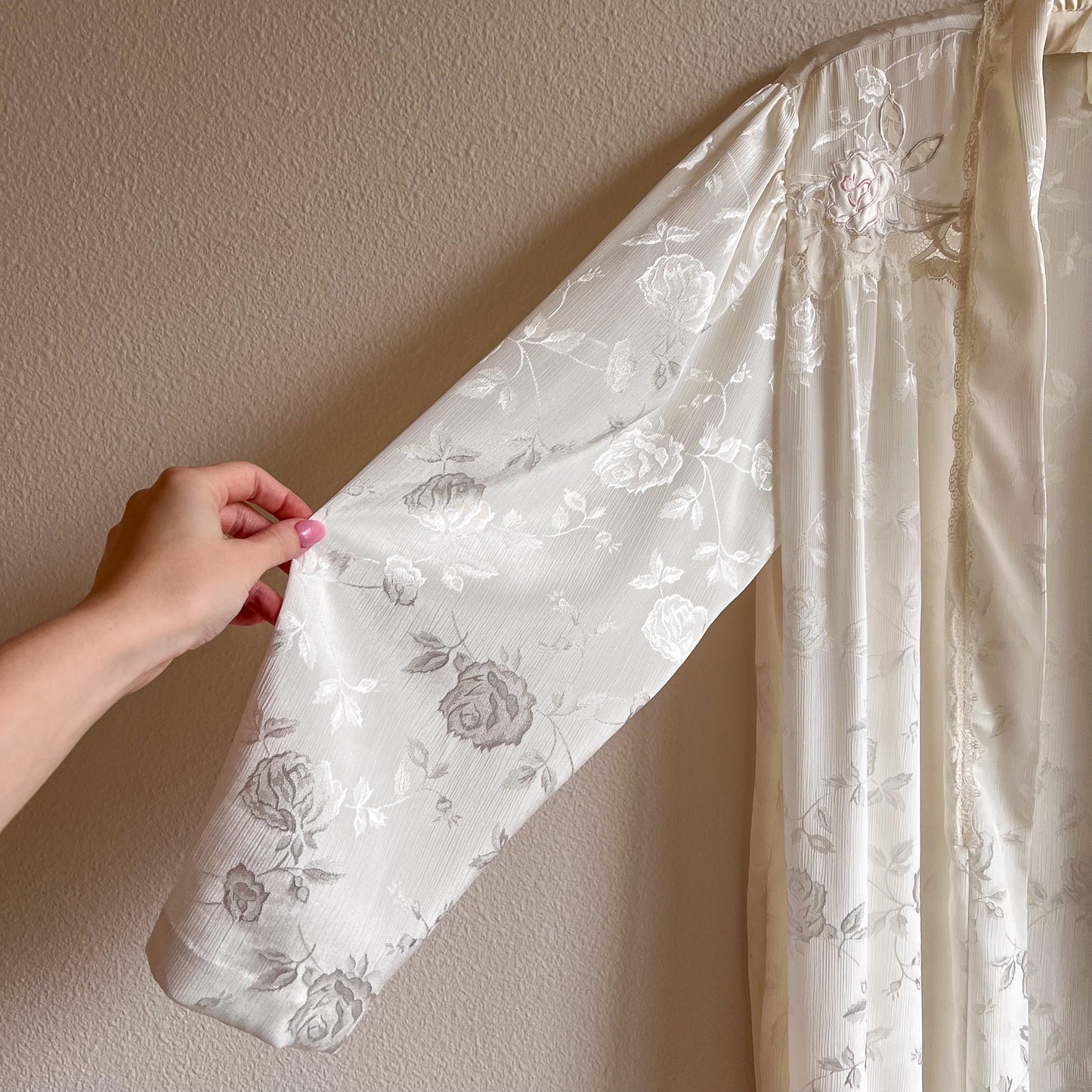 Romantic 1990s White Floral Pattern Robe (OSFM)