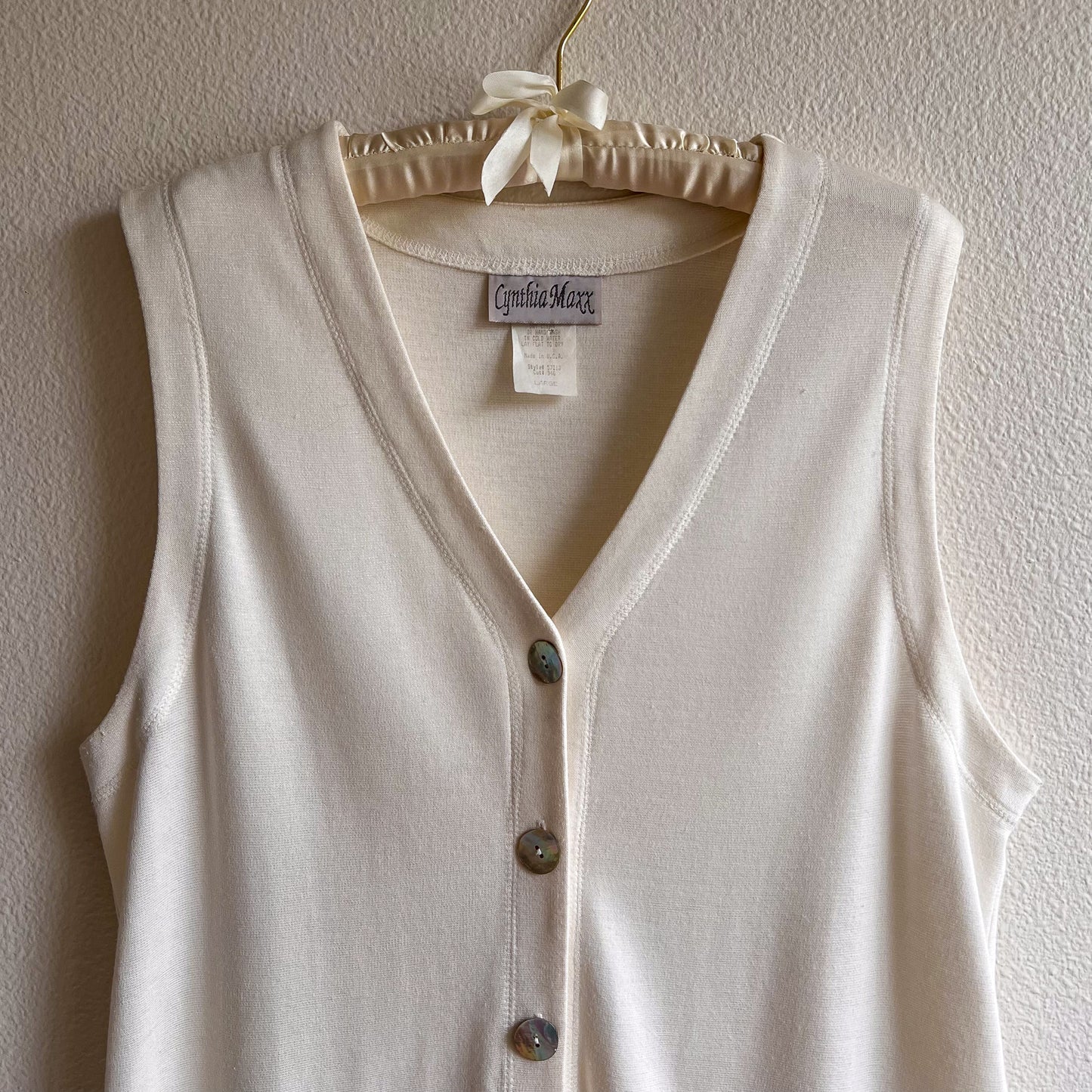 1990s White Sleeveless Cardigan With Abalone Buttons (L/XL)