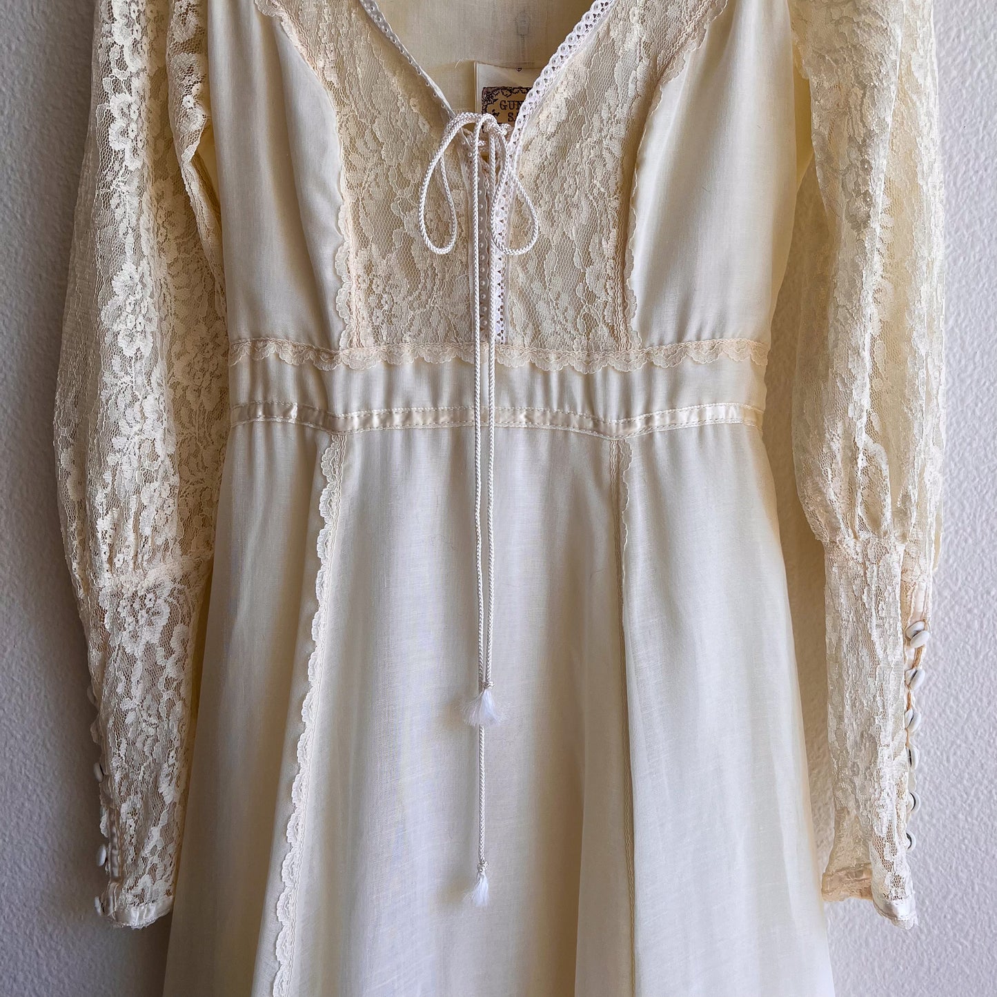 Gorgeous 1970s Cream Lace Gunne Sax Gown (XS)