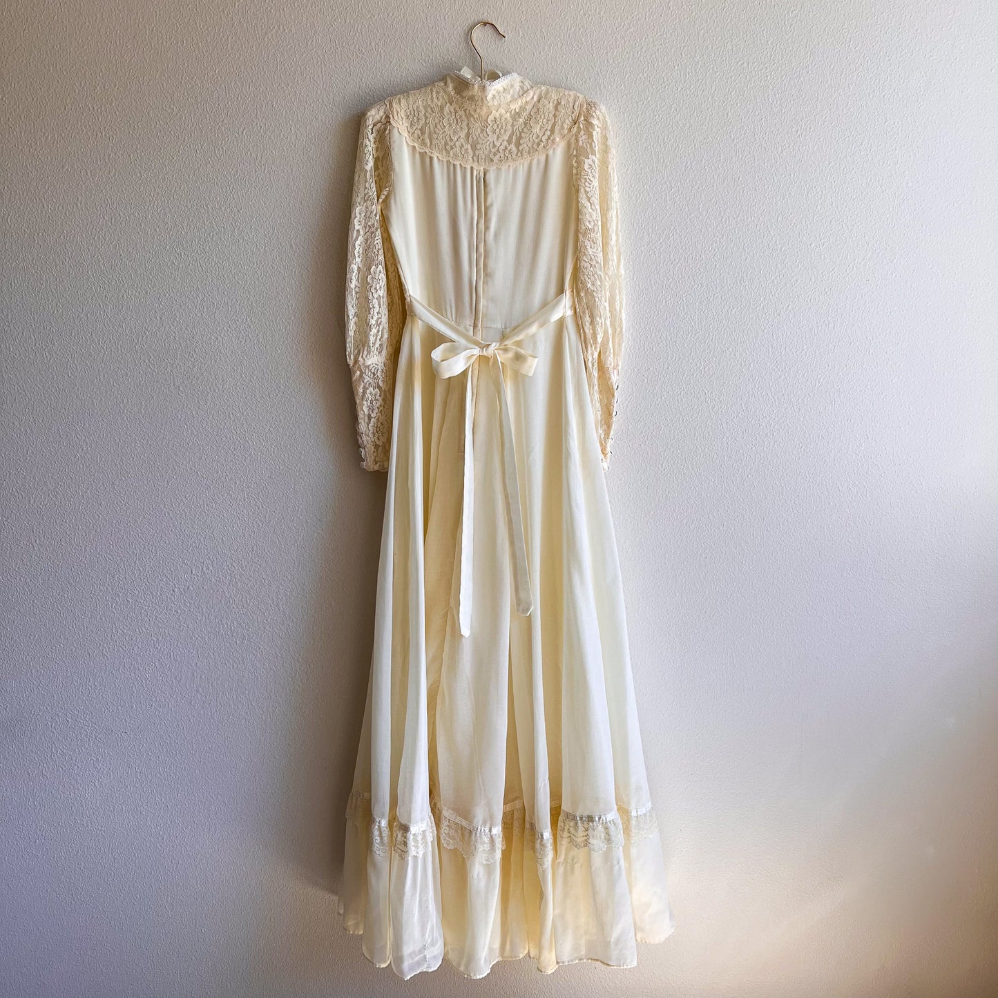 Gorgeous 1970s Cream Lace Gunne Sax Gown (XS)