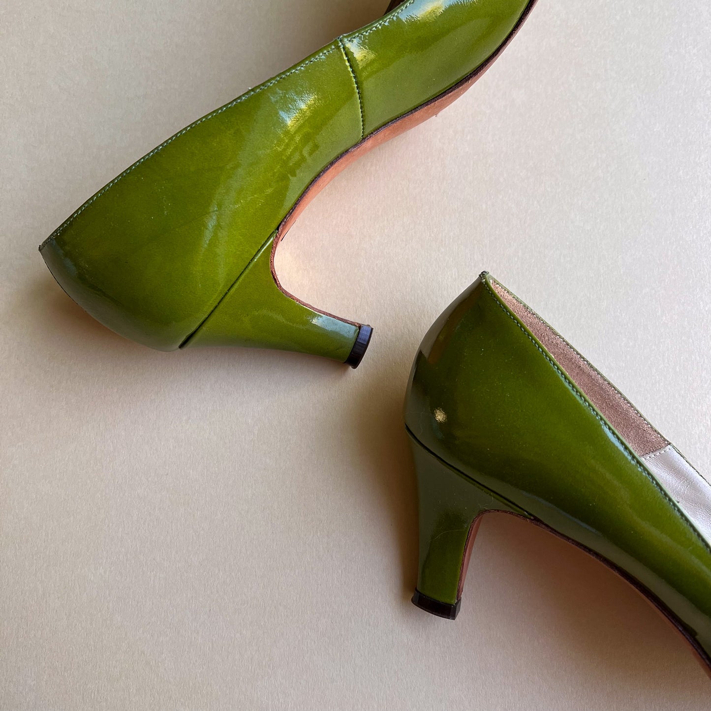 1960s Geppetto Olive Patent Leather Kitten Heels (9)