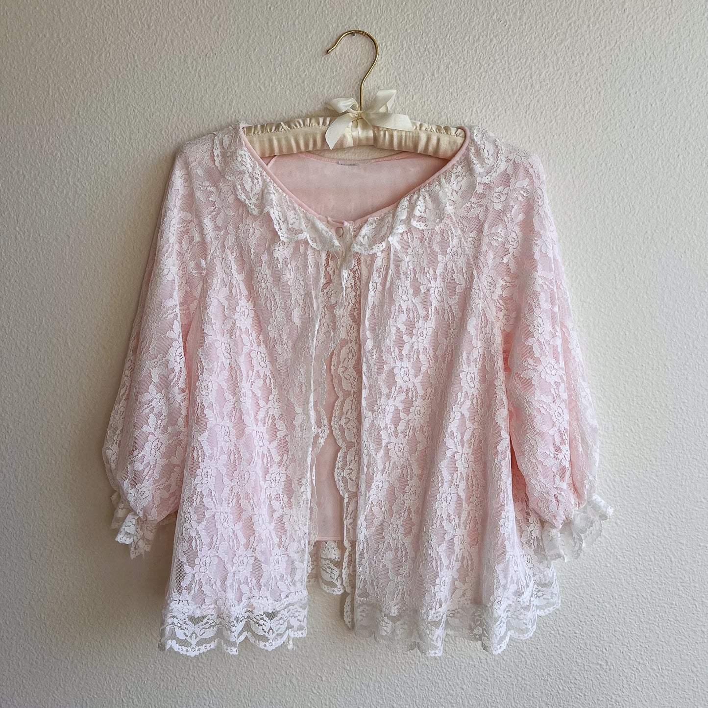 Cute 1960s Pale Pink Bed Jacket With White Lace (M/L)